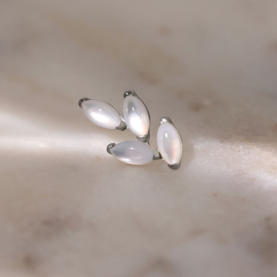 Attacco Push Fit in argento con pietra di luna su sfondo chiaro