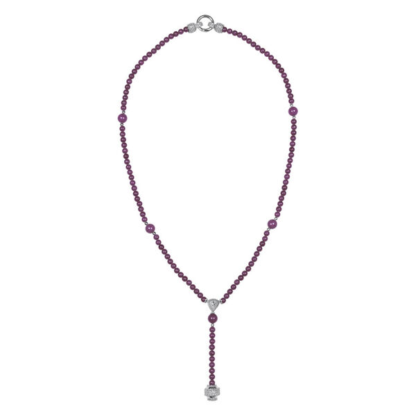 Collar morado de acero quirúrgico con colgante sobre fondo blanco