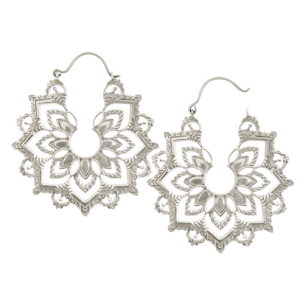 Silberne Sunburst Hoops aus Messing auf weißem Hintergrund