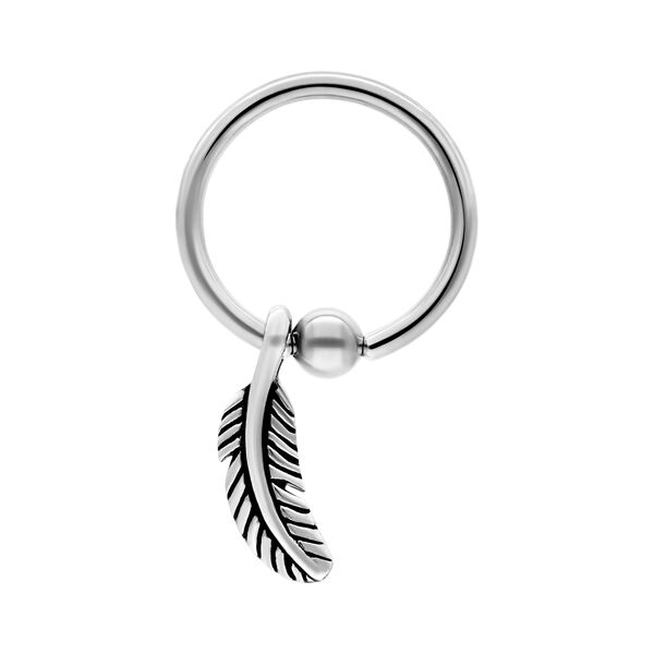 Clip in anello argento con ciondolo a piuma su sfondo bianco