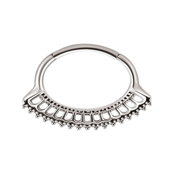 Silberner Septum Clicker aus Chirurgenstahl mit einem filigranen Pfauenmuster auf weißem Hintergrund