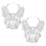Pendientes de bulldog plateados de acero quirúrgico sobre fondo blanco