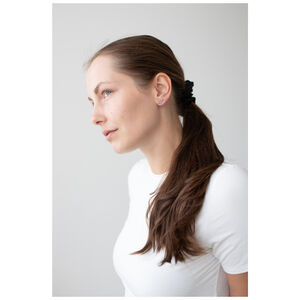 Elegante Kristall Ohrstecker Set in Schwarz Frau mit schwarzen Kristall Ohrsteckern, seitliches Profilbild