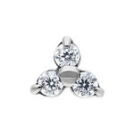 Accesorio de piercing plateado con tres cristales claros, fondo de estudio