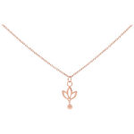 Collana in oro rosa con ciondolo a giglio pendente su sfondo bianco