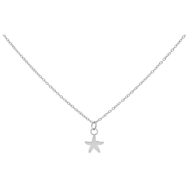 Collana argentata con piccolo ciondolo a forma di stella marina su sfondo bianco
