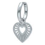 Aros de plata con colgante en forma de corazón sobre fondo blanco