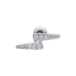Piercing all'orecchio in argento con cristalli chiari su sfondo bianco
