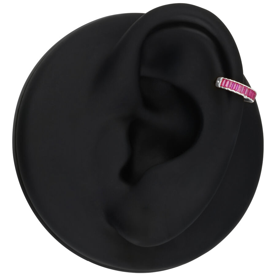 Modelo de oreja negra con anillo plateado, cristales rojos