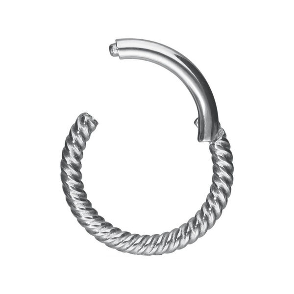Anillo de piercing plateado con cadena retorcida sobre fondo blanco