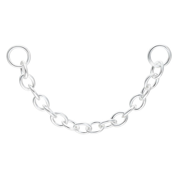 Cadena de piercing de plata con una longitud de 25 mm sobre fondo blanco