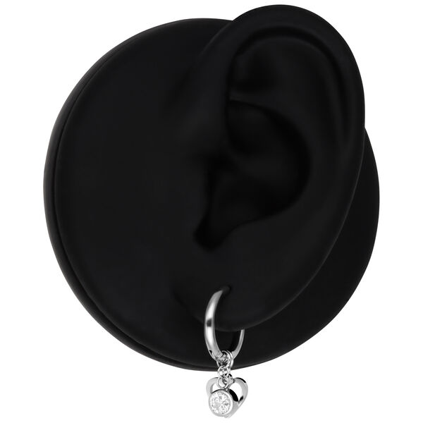 Pendientes plateados con colgante de corazón y cristal sobre fondo negro