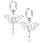 Due orecchini a libellula in argento con pendente di perla su sfondo bianco