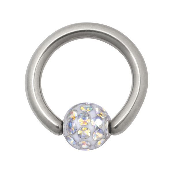 Anillo de titanio plateado con bola de cristales Aurora Boreale sobre fondo blanco