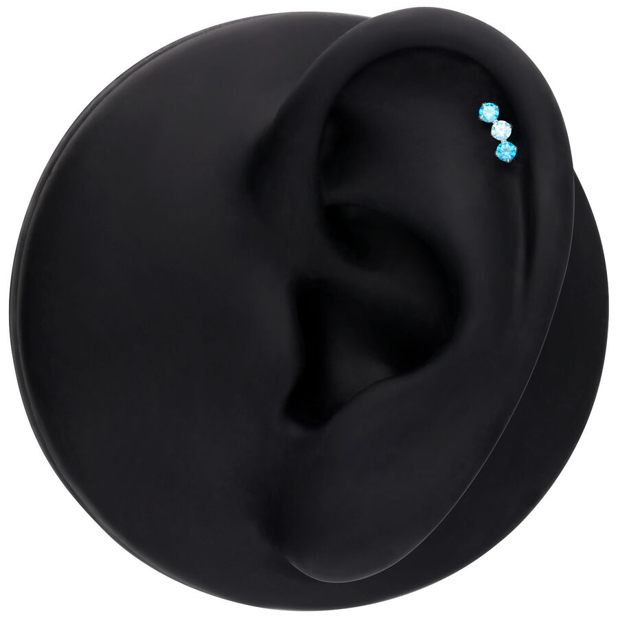 Attacco Push Fit in argento con tre cristalli scintillanti in lavanda e turchese su modello di orecchio nero