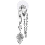 Due orecchini d'argento con strass e pendente a catena a forma di foglia su sfondo bianco