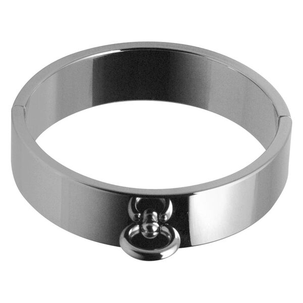 Collar de metal plateado con superficie brillante sobre fondo blanco