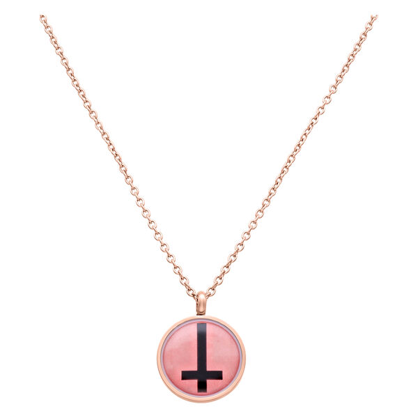Collana unisex con ciondolo color albicocca e croce nera su sfondo bianco