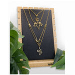 Espositore nero per collane di Wildcat con catene dorate, su cornice in legno.