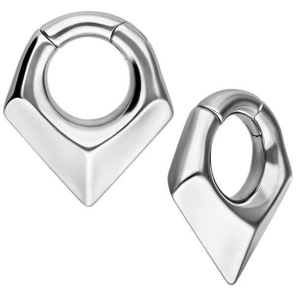 Due pesi per orecchie triangolari in acciaio chirurgico argentato su sfondo bianco
