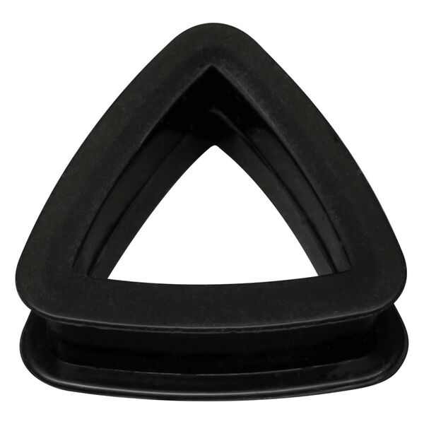 Schwarzer, geformter Triangle Plug aus Silikon auf weißem Hintergrund