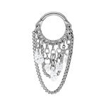 Anello piercing in titanio argentato con cristalli pendenti su sfondo bianco