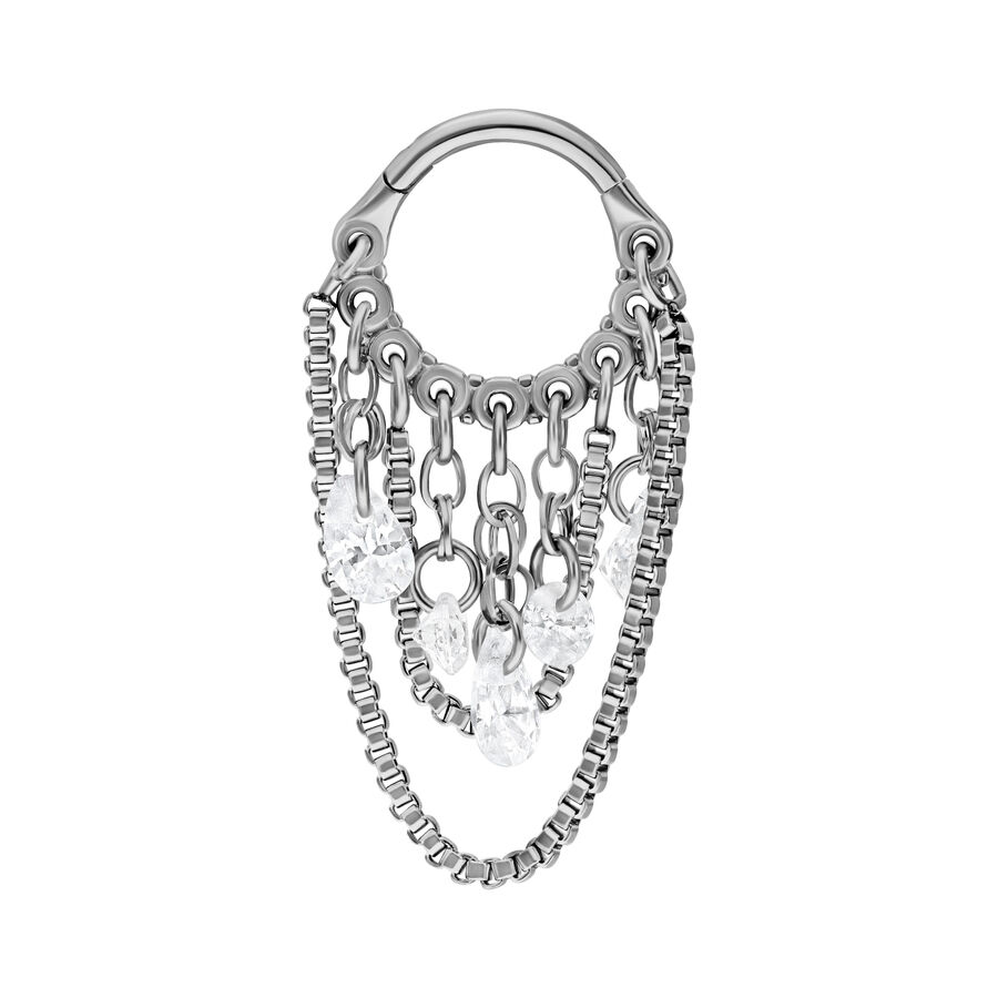 Anello piercing in titanio argentato con cristalli pendenti su sfondo bianco