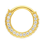 Goldener Piercingring mit klaren Kristallen auf weißem Hintergrund