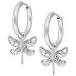 Aros de plata con pequeños colgantes de flores sobre fondo blanco