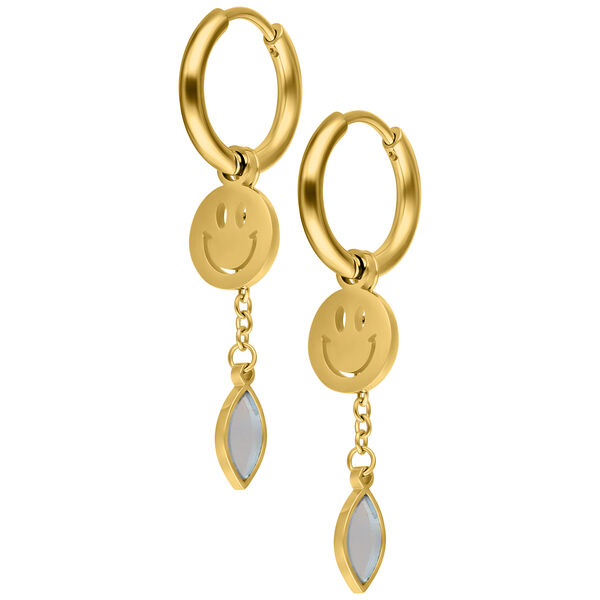 Goldene Ohrringe mit Smiley und Anhänger auf weißem Hintergrund