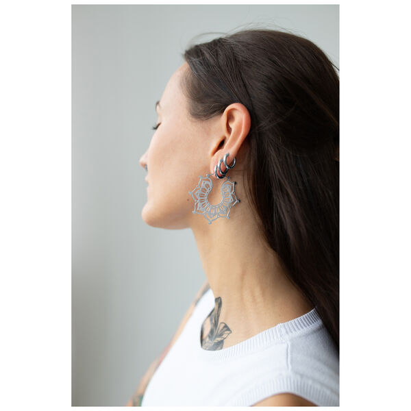 Mujer con cabello largo lleva aros Magnolia de plata