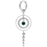 Eleganti orecchini in argento con cristallo verde smeraldo e ciondolo di perle su sfondo bianco
