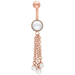 Piercing all'ombelico in oro rosa con pendente di perla, lunghezza 10 mm, su sfondo bianco