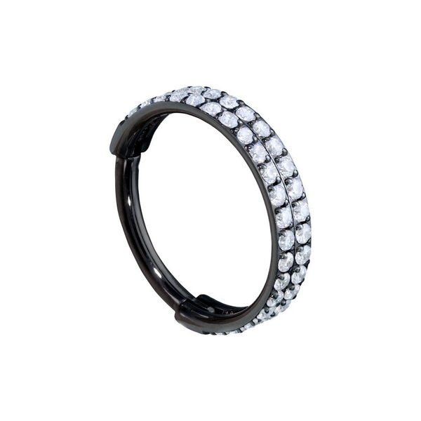 Anillo de metal negro con doble fila de cristales sobre fondo blanco