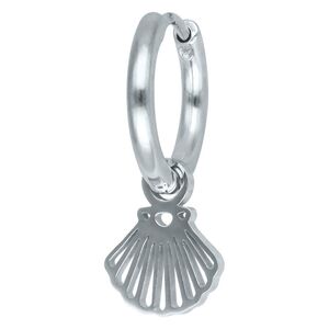 Silberne Little Shell Hoops Ohrringe Silberne Ohrringe mit Muschel-Anhänger auf weißem Hintergrund