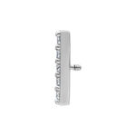 Accessorio piercing in argento con cristalli chiari su sfondo bianco