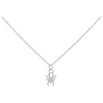 Collana d'argento con piccolo ciondolo a forma di ragno su sfondo bianco