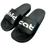 Schwarze PVC-Slides mit weißem Wildcat-Logo auf neutralem Hintergrund