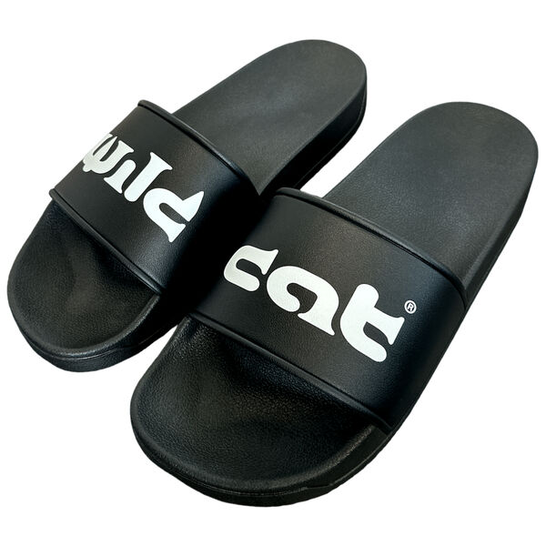 Mustat PVC-slidesit, joissa valkoinen Wildcat-logo neutraalilla taustalla