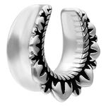 Ear Saddle argento in acciaio chirurgico con motivo floreale su sfondo bianco