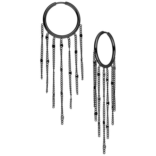 Pendientes de aros de borlas de metal negro con cadenas sobre fondo blanco