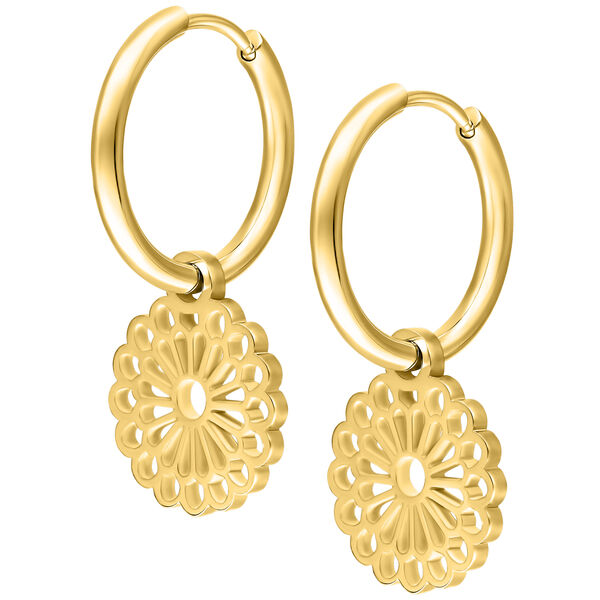 Zwei goldene Ohrringe mit Mandala-Anhänger vor weißem Hintergrund
