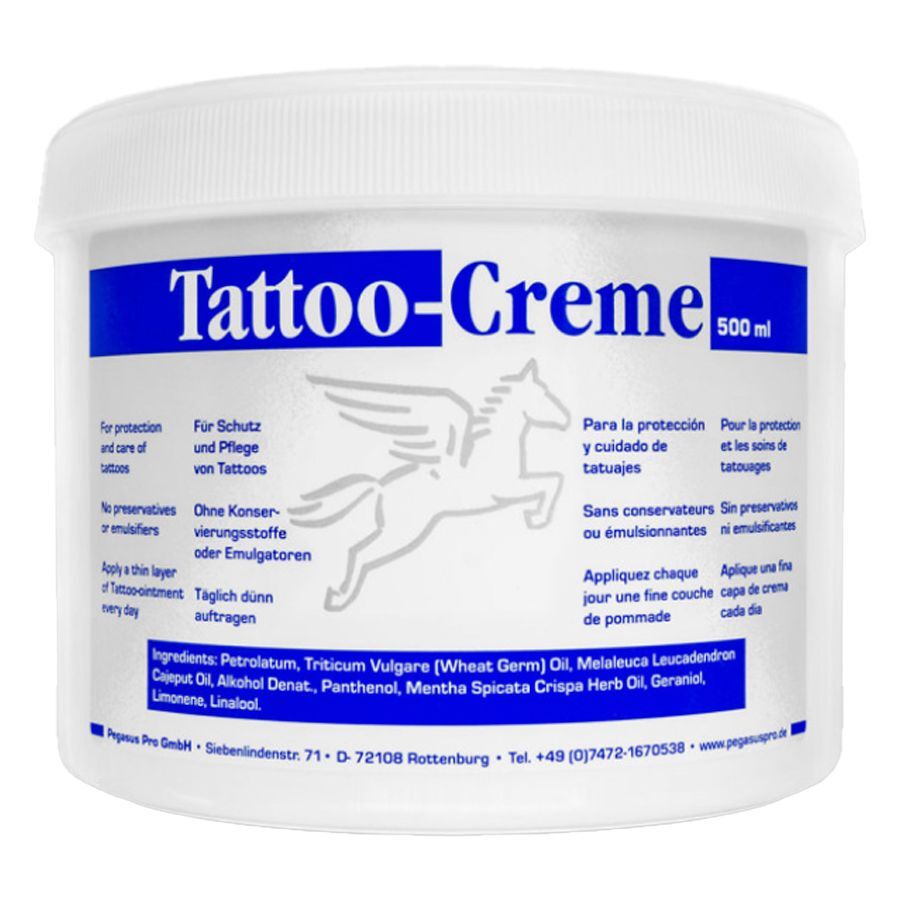 Barattolo bianco di Pegasus Tattoo Crema con etichetta blu e logo su sfondo bianco