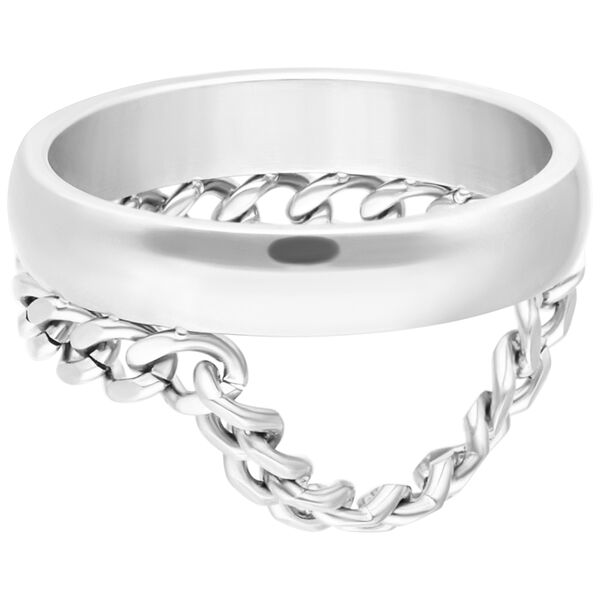 Anello d'argento in acciaio chirurgico con catena pendente su sfondo bianco
