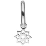 Orecchini Mini Flower Hoops in argento con pendente a fiore su sfondo bianco