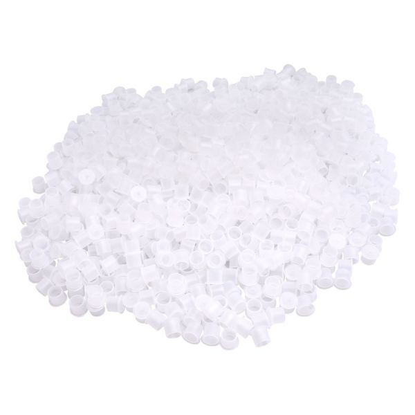 Contenitori per inchiostro tatuaggi bianchi impilati su sfondo bianco