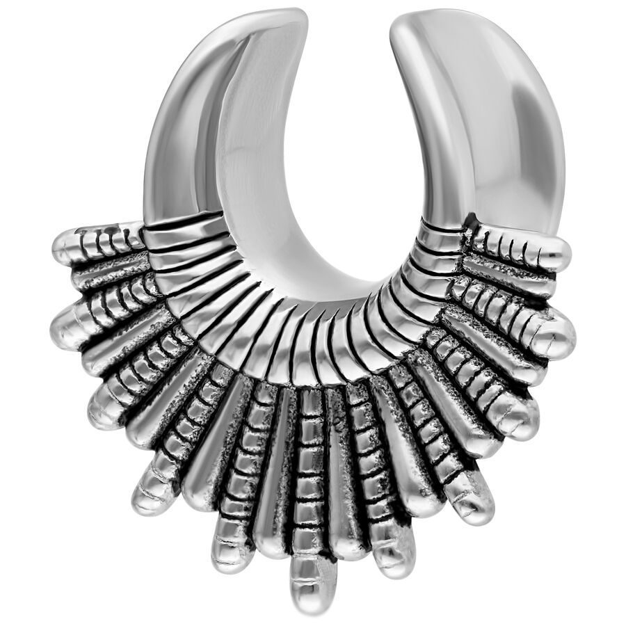 Indiana Earsaddle argento in acciaio chirurgico con design dettagliato su sfondo bianco
