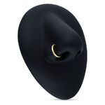 Aro de piercing de oro 18K en nariz negra sobre fondo blanco