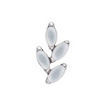 Accessorio in titanio argentato con pietre di luna ovali su sfondo bianco