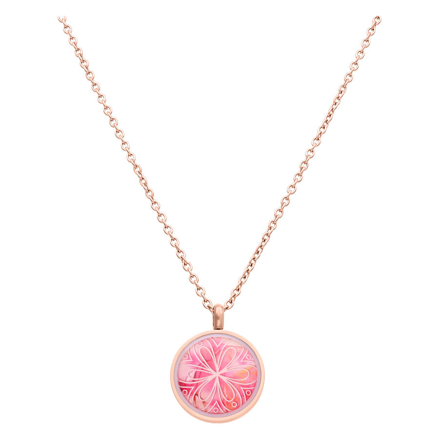 Collar de oro rosa con colgante de flor color albaricoque sobre fondo blanco